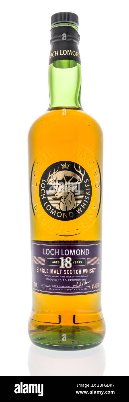 Winneconne, WI - 12. April 2020: Eine Flasche Loch lomond Single Malt Scotch 18 Jahre alter Whisky auf einem isolierten Hintergrund. Stockfoto