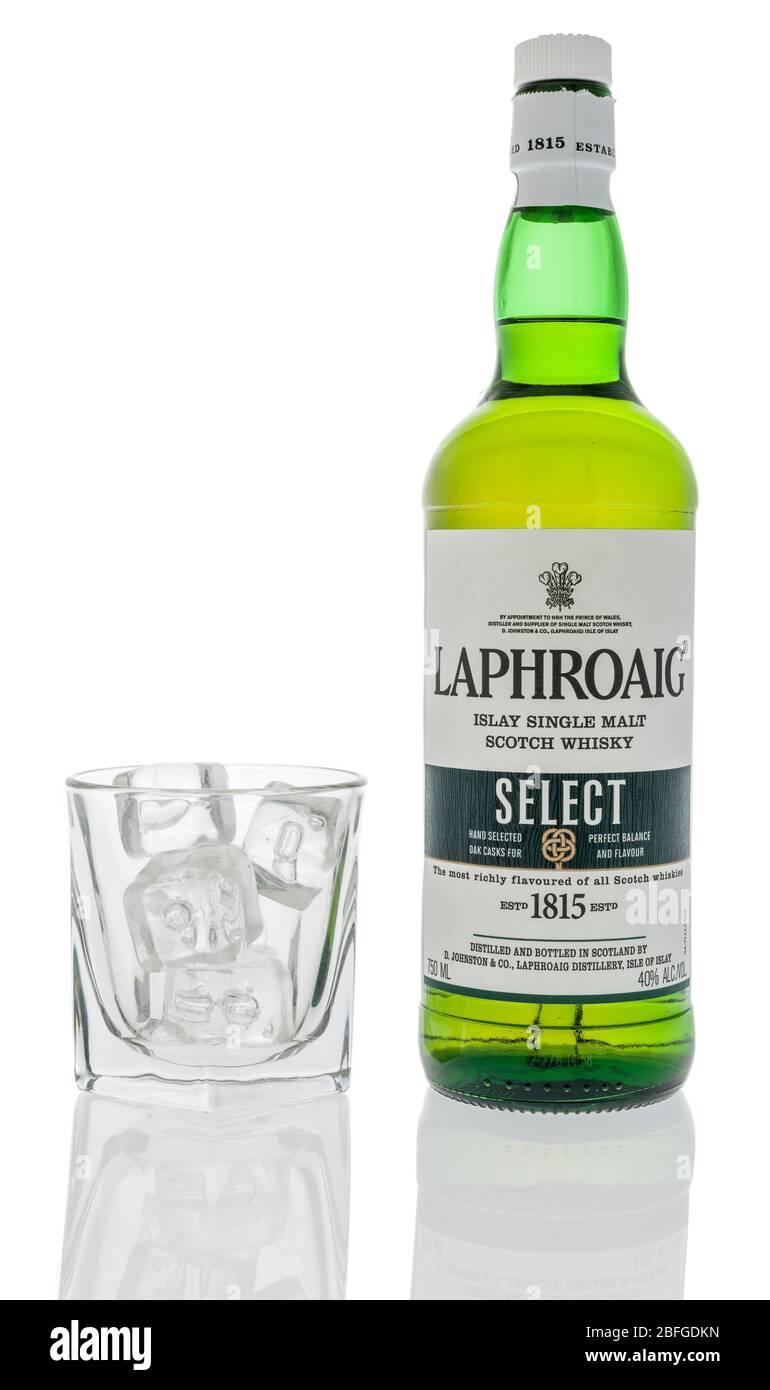 Winneconne, WI - 12. April 2020: Eine Flasche Laphroig Single Malt Scotch Whiskey select mit einem Glas Eis auf einem isolierten Hintergrund. Stockfoto