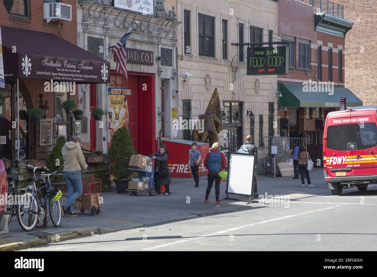 Menschen entlang des Bürgerwegs auf der Union Street verteilt warten auf den Park Slope Food Coop, die Praxis disziplinierte soziale Distanzierung zum Schutz der Kunden und Mitarbeiter einkaufen. Brooklyn, NY Stockfoto