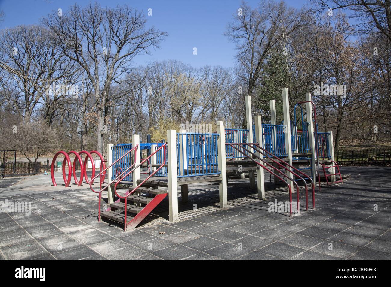 Obwohl Parks offen bleiben, hat New York City Spielplätze geschlossen, um die Ausbreitung des Coronavirus zu verhindern. Playground, Brooklyn, New York. Stockfoto