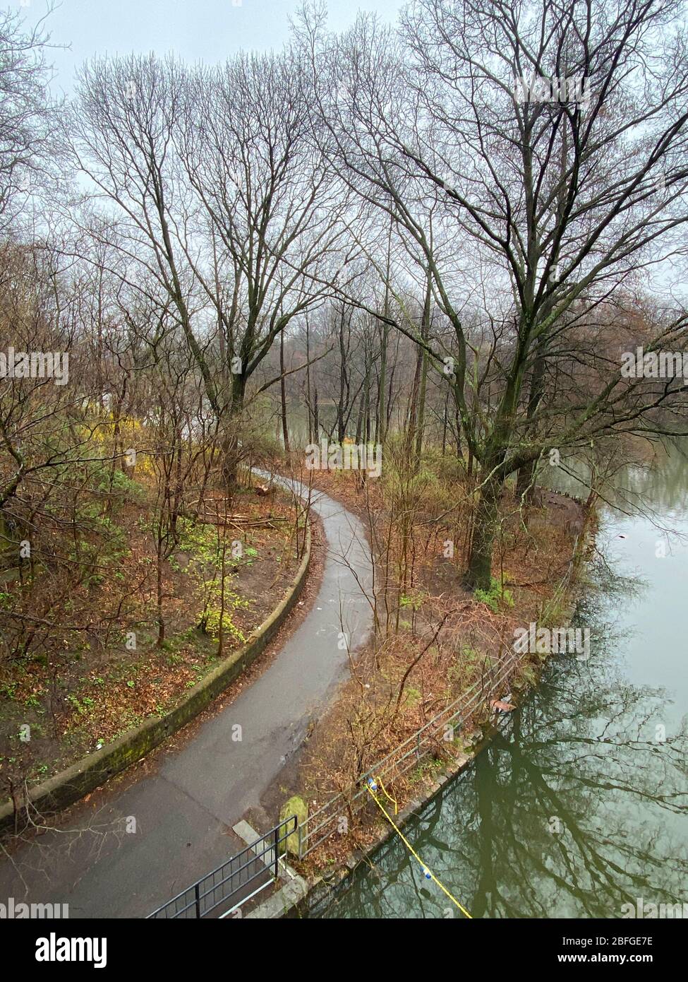 Ein sehr leerer Prospect Park während der Coronavirus-Pandemie im Frühjahr in Brookjlyn, New York. Stockfoto