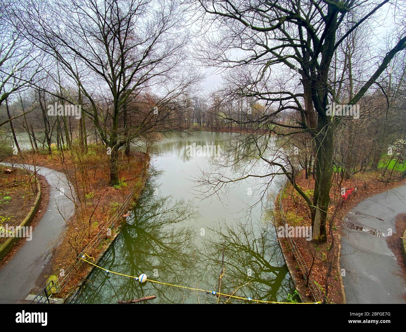 Ein sehr leerer Prospect Park während der Coronavirus-Pandemie im Frühjahr in Brookjlyn, New York. Stockfoto