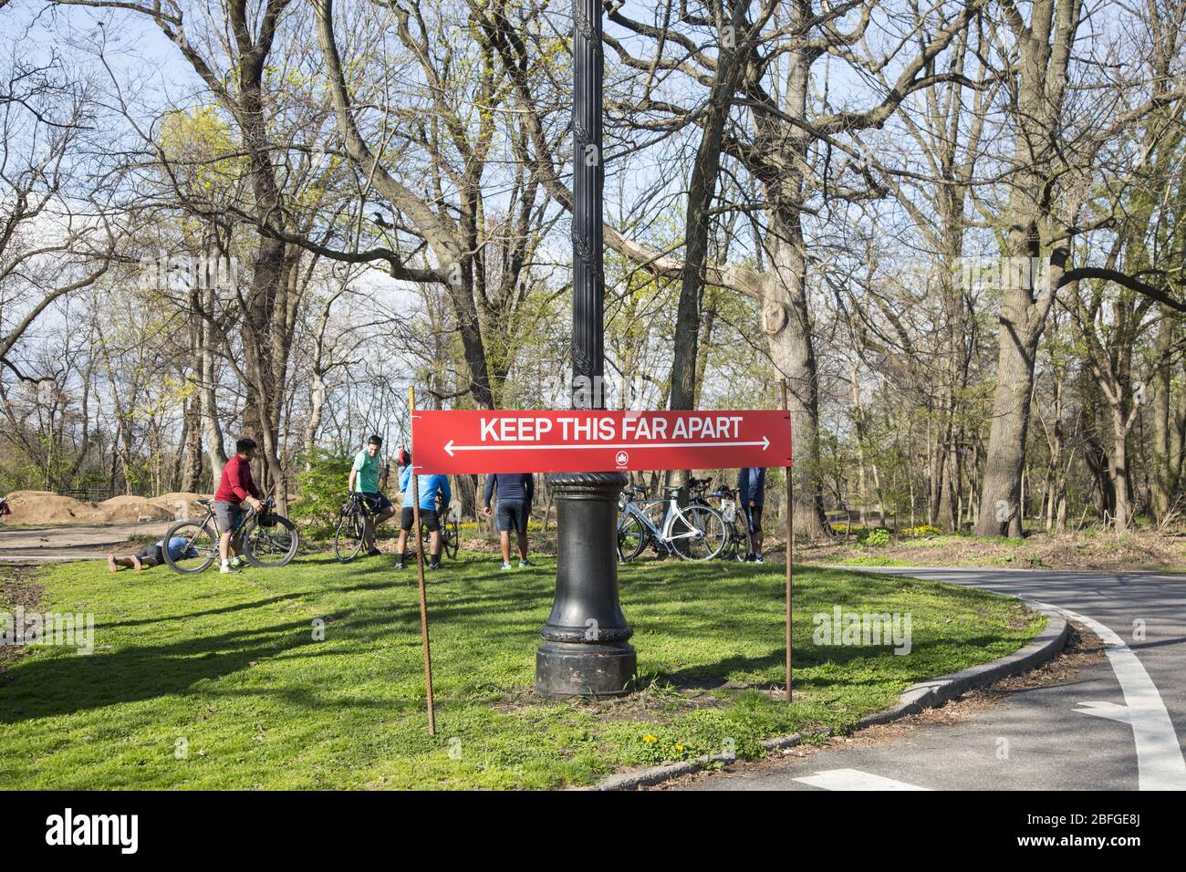 Schild an einem Prospect Park Eingang erinnert die Menschen zu üben soziale Distanzierung von mindestens 6 Fuß während der Nutzung des Parks. Brooklyn, New York. Stockfoto