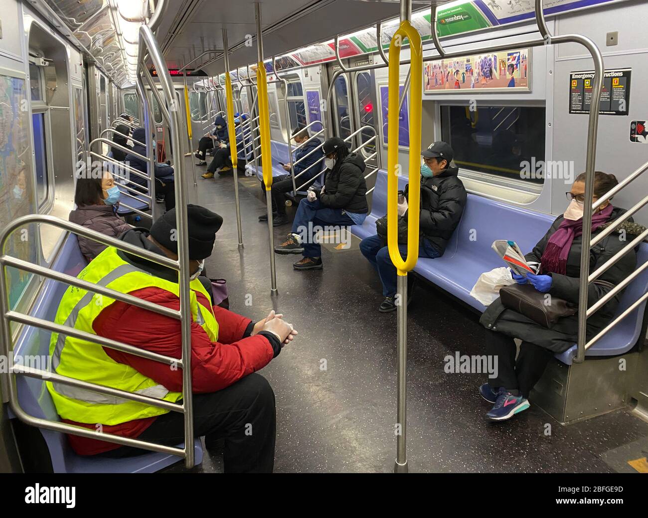 Da New York City mit dem Coronavirus fertig wird, ist es nicht schwierig, soziale Distanzierung auf U-Bahnen zu üben, da relativ wenige Menschen die Züge fahren. Morgenrausch, wichtige Arbeiter auf dem Weg von Brooklyn nach Manhattan. Brooklyn, NY Stockfoto