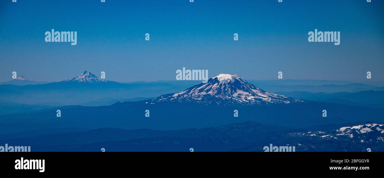 Blick auf 3 Vulkane im pazifischen Nordwesten, Mt. Adams, Mt. Hood und Mt. Jefferson Stockfoto