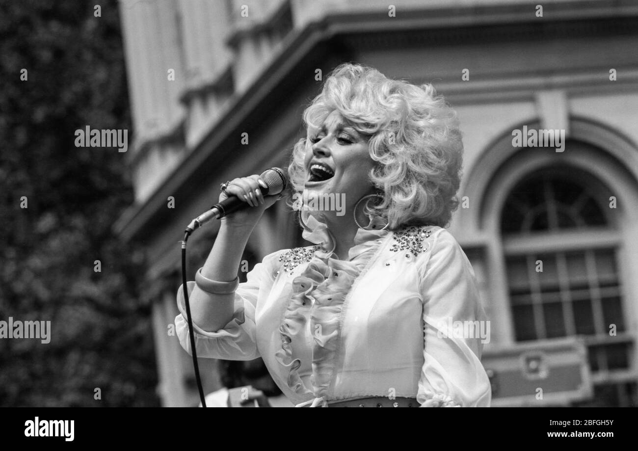 Dolly Parton tritt vor dem Rathaus in New York auf Stockfoto