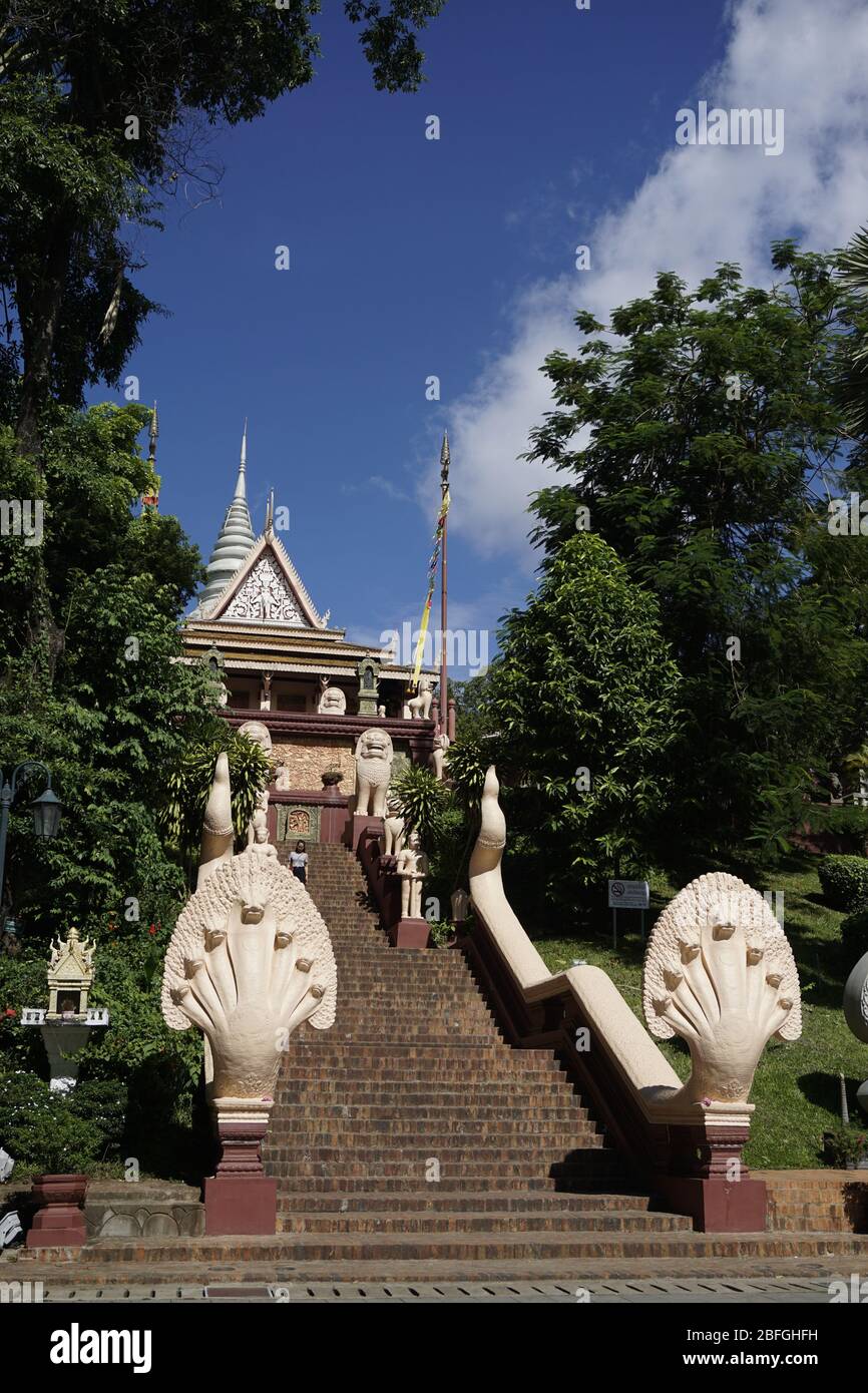 Wat Phnom historische Stätte in Phnom Penh, Kambodscha. Buddhistischer Tempel, der 1372 erbaut wurde und das höchste religiöse Bauwerk der Stadt ist. Stockfoto