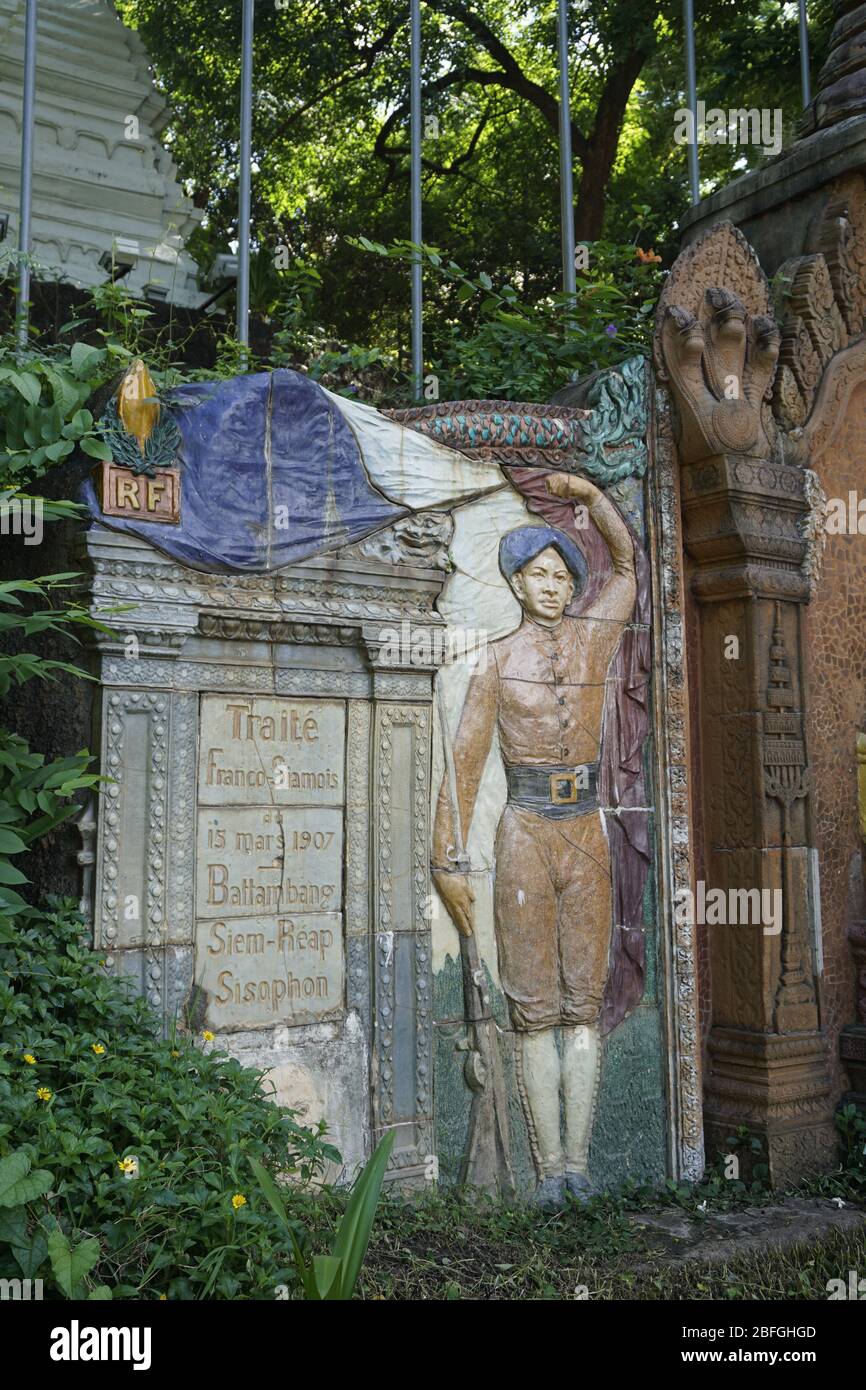 bas-Soldatenhilfe am thailändisch-kambodschanischen Denkmal in Phnom Penh, das an die Rückkehr von drei westlichen Provinzen nach Kambodscha im März 1907 erinnert Stockfoto
