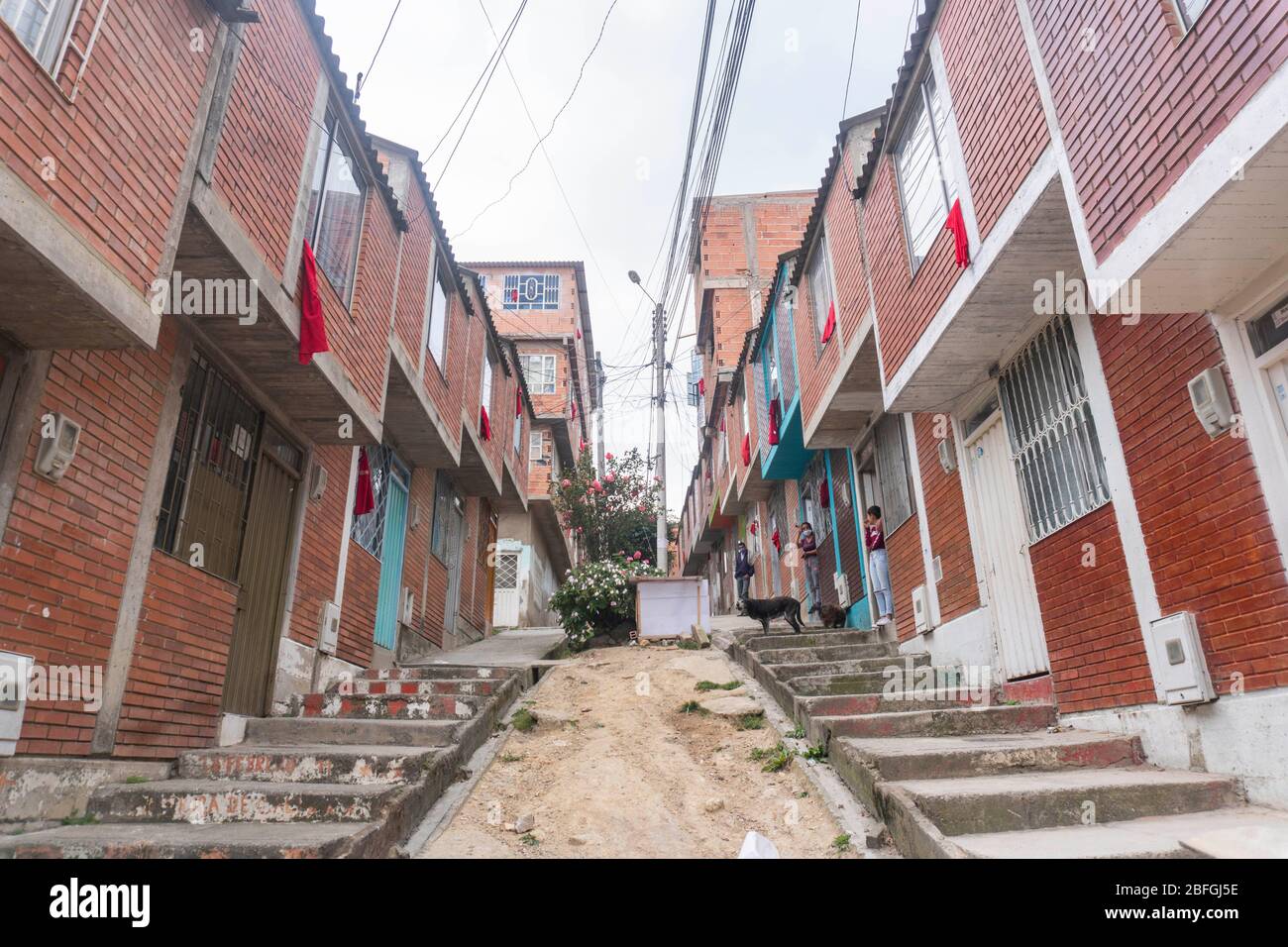 18. April 2020: In den Fenstern vieler Stadtviertel Kolumbiens hingen die Ärmsten rote Lumpen als Zeichen der Hilfe. Die SOS der Armut inmitten des Coronavirus, COVID-19 Quelle: Daniel Garzon Herazo/ZUMA Wire/Alamy Live News Stockfoto