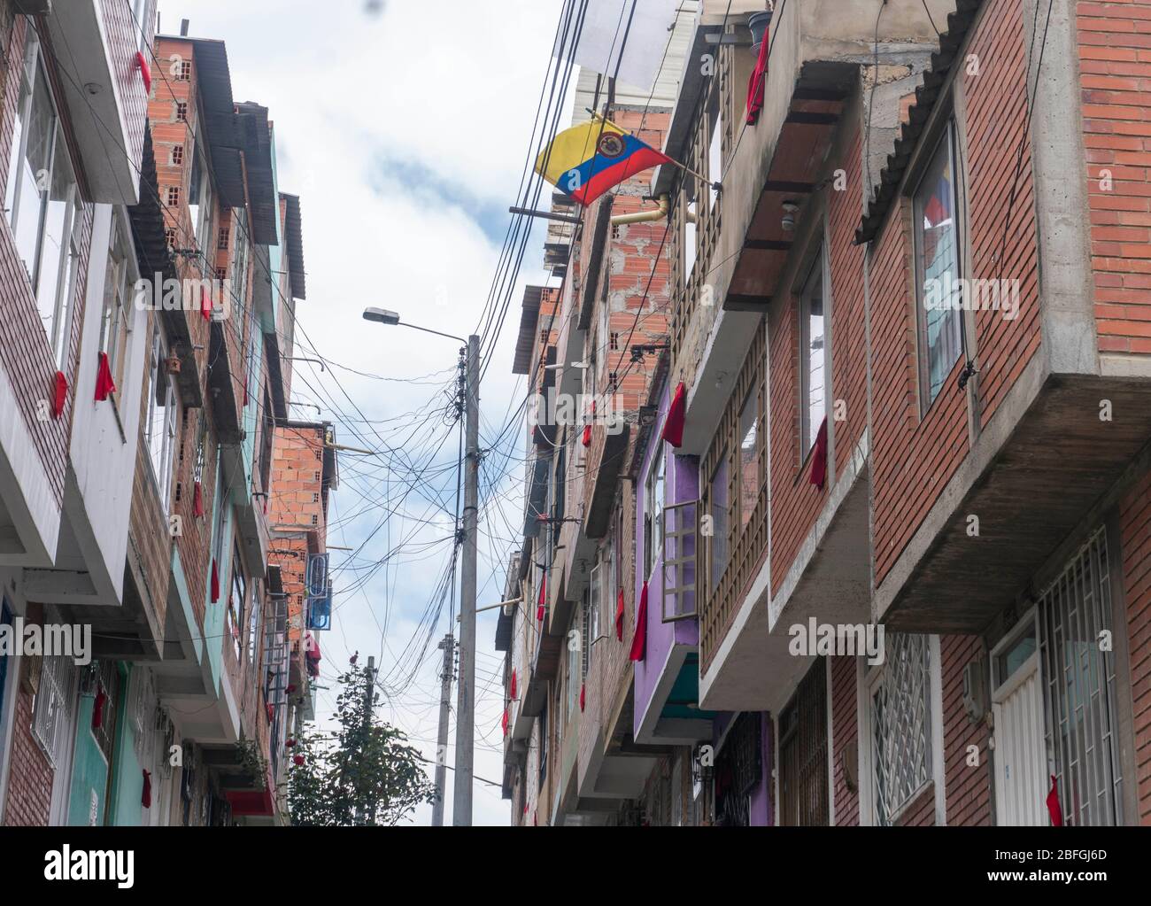 18. April 2020: In den Fenstern vieler Stadtviertel Kolumbiens hingen die Ärmsten rote Lumpen als Zeichen der Hilfe. Die SOS der Armut inmitten des Coronavirus, COVID-19 Quelle: Daniel Garzon Herazo/ZUMA Wire/Alamy Live News Stockfoto