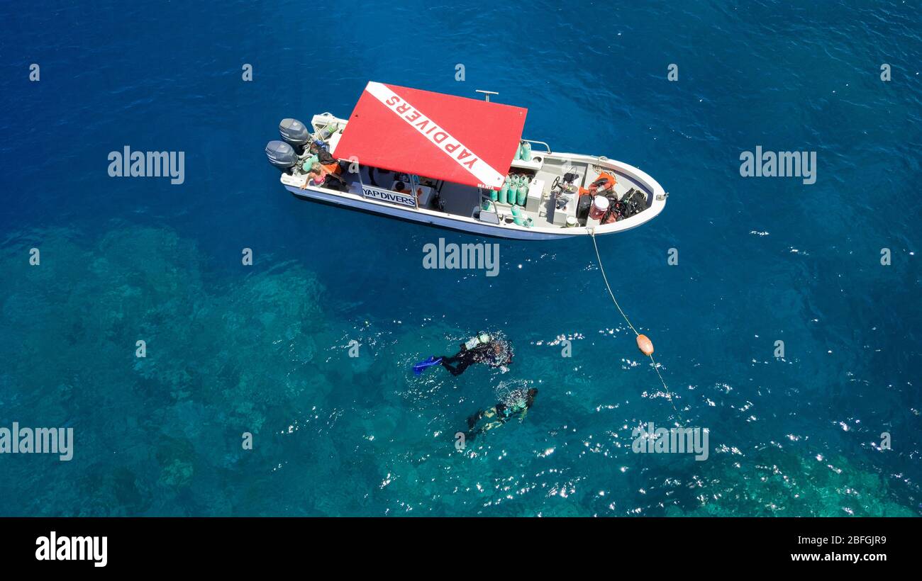 Tauchschiff ankert an Riff, Insel Yap, Südsee, Pazifik Stockfoto