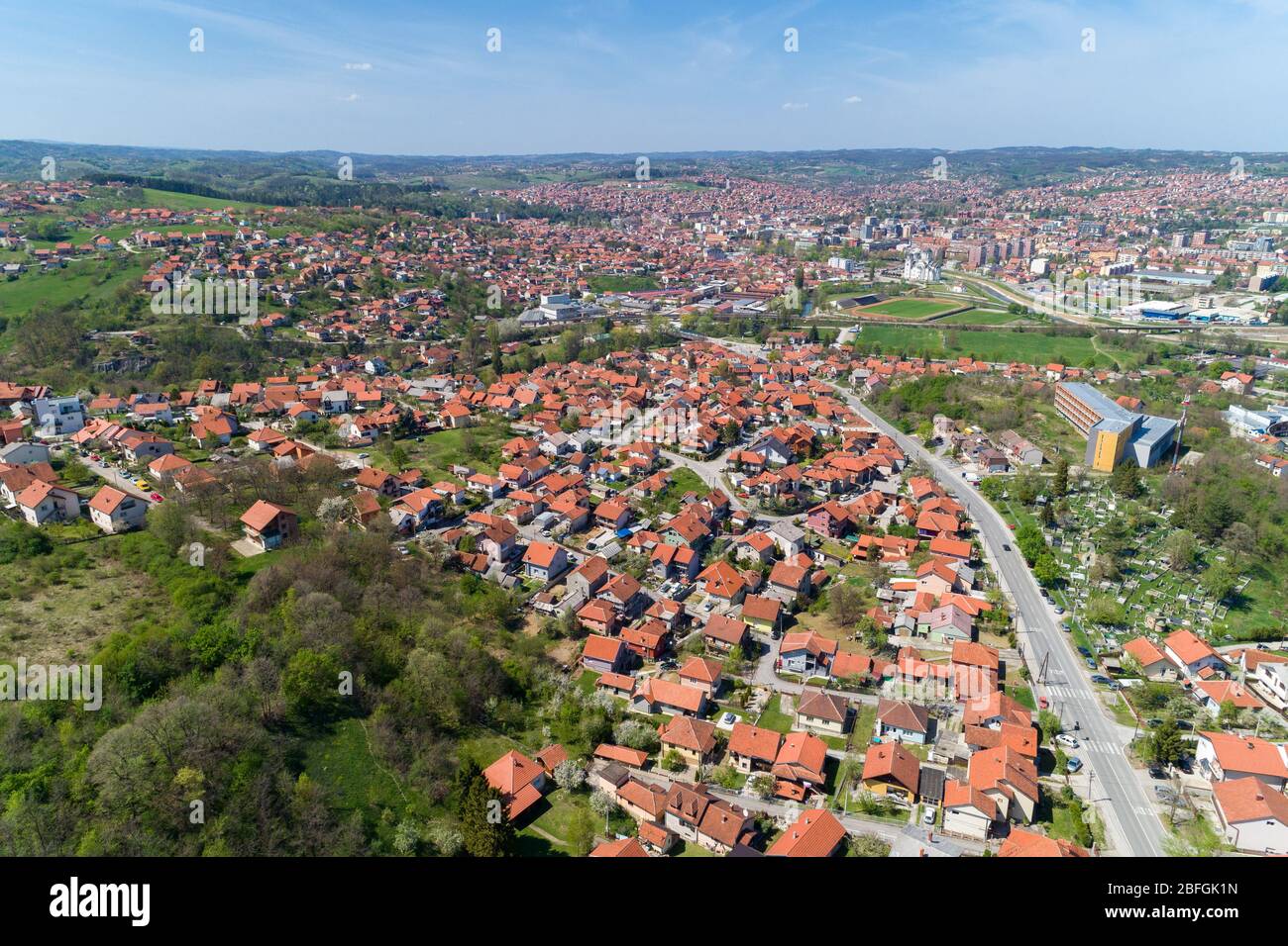 Valjevo, Luftansicht Panorama der Stadt in Serbien, Verwaltungszentrum des Bezirks Kolubara in Westserbien, Stockfoto