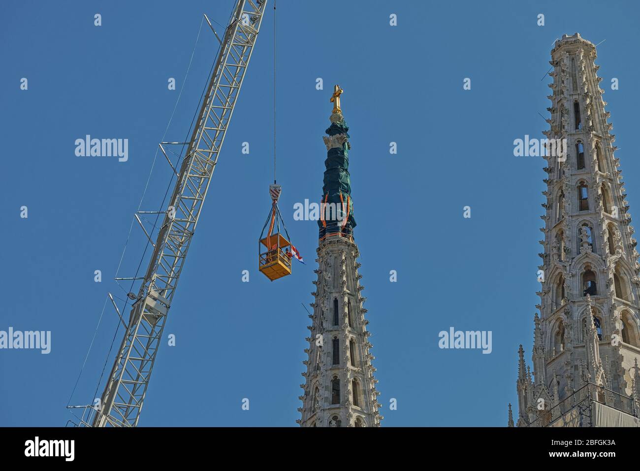 Nordturm der beschädigten Kathedrale in dem Erdbeben, das Zagreb getroffen Stockfoto