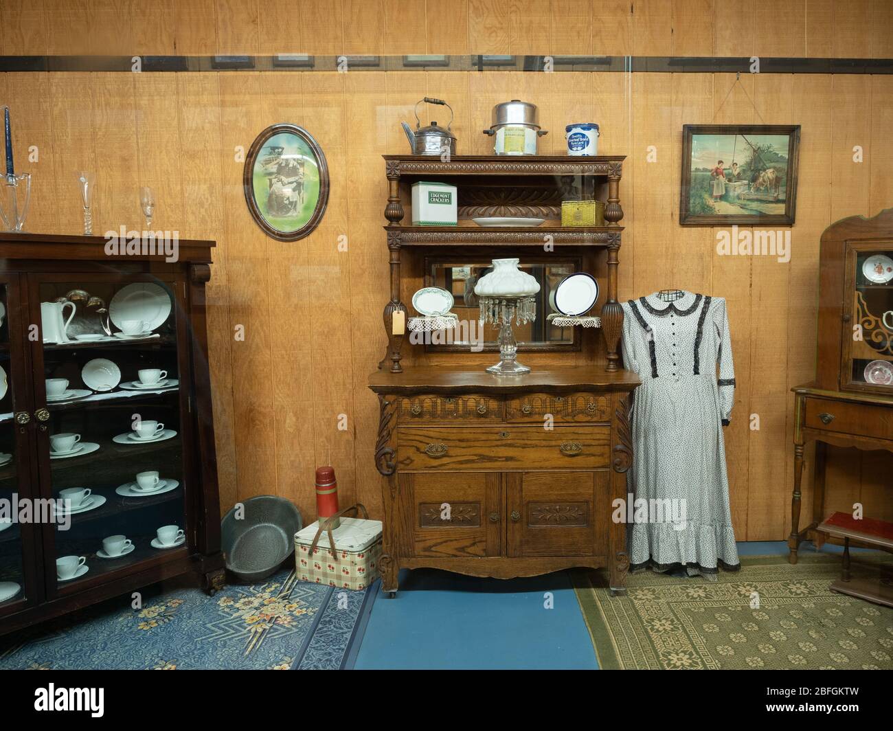 Alte Esszimmer-Display mit antiken porzellan Schrank, Buffet, Geschirr, alte Bilder, Kleid, und Haushaltswaren in der Ausstellung im Range Rider's Museum in Meilen Stockfoto