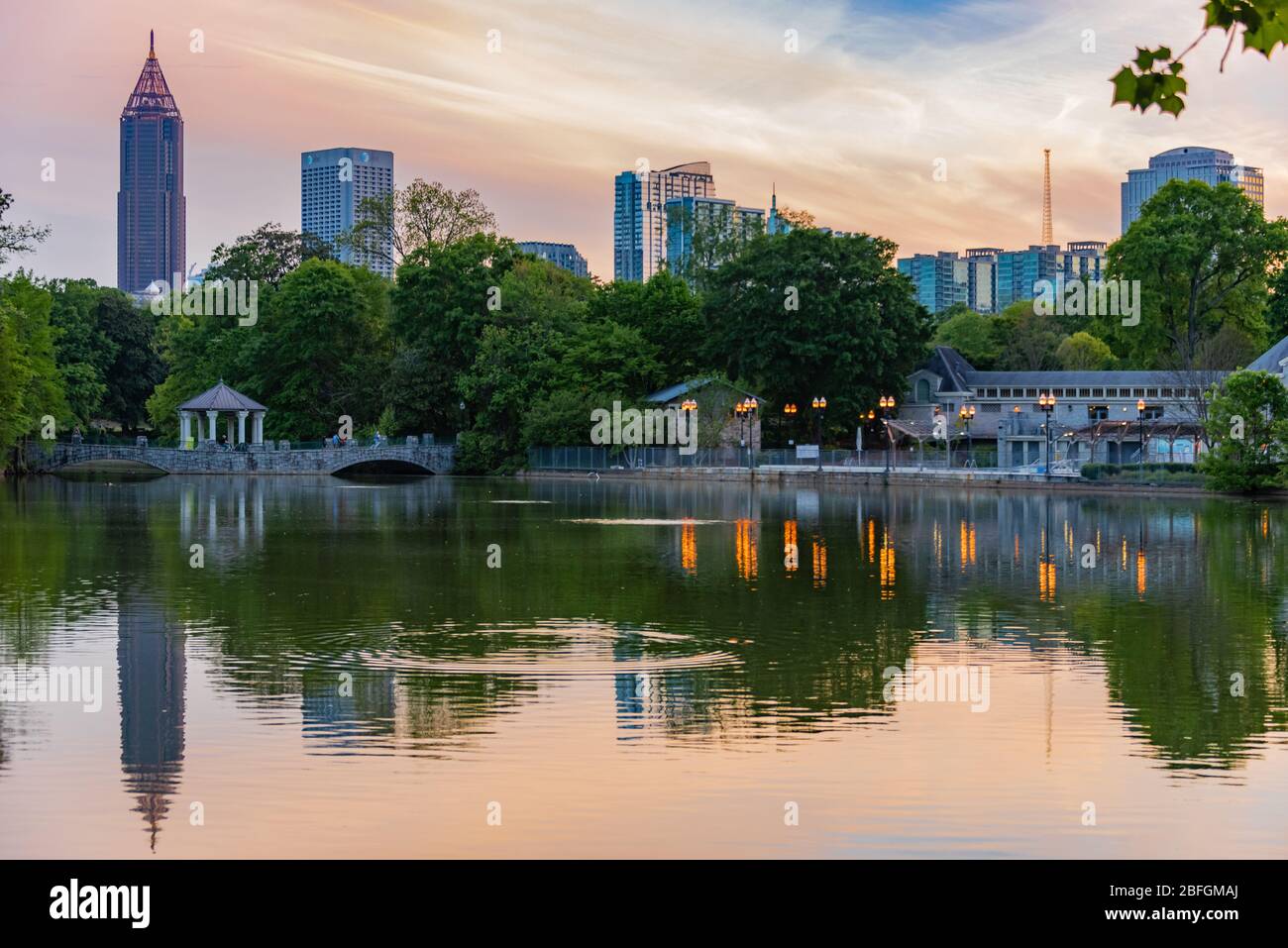 Skyline von Atlanta, Georgia bei Sonnenuntergang über dem Lake Clara Meer im Piedmont Park. (USA) Stockfoto
