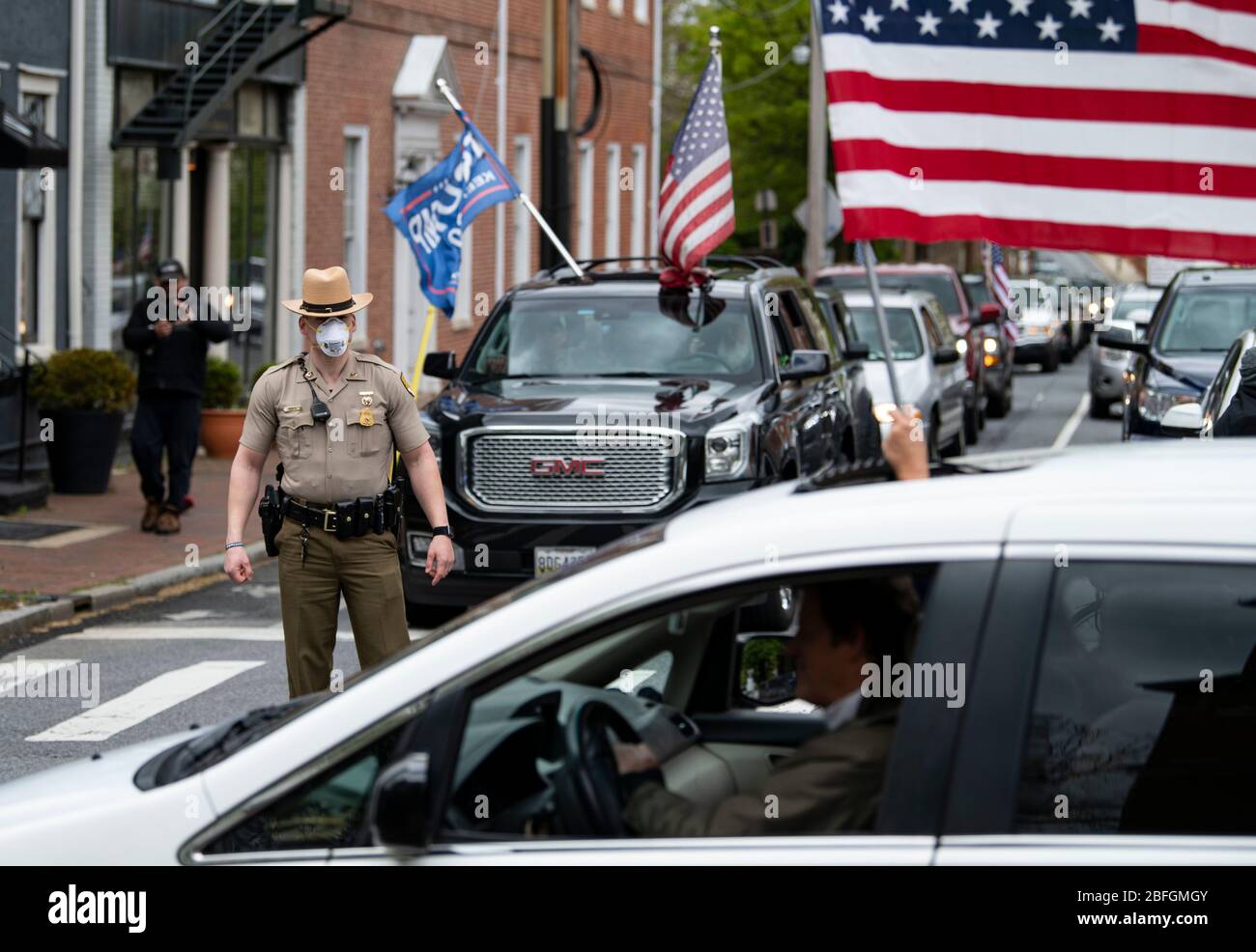 Annapolis, Maryland, Vereinigte Staaten von Amerika. April 2020. Hunderte von Fahrzeugen versperren die Innenstadt von Annapolis, Maryland, 18. April 2020, aus Protest gegen die Aufenthaltsbeenf und die Schließung nicht-wesentlicher Geschäfte durch den Gouverneur von Maryland Larry Hogan. Die Organisatoren drängen den Gouverneur, Geschäfte, Kirchen und Schulen wieder zu öffnen, und sagen, es gibt andere Wege zu sozialer Distanz, ohne die Wirtschaft zu schließen. - Foto von Perry Aston Quelle: Perry Aston/ZUMA Wire/Alamy Live News Stockfoto