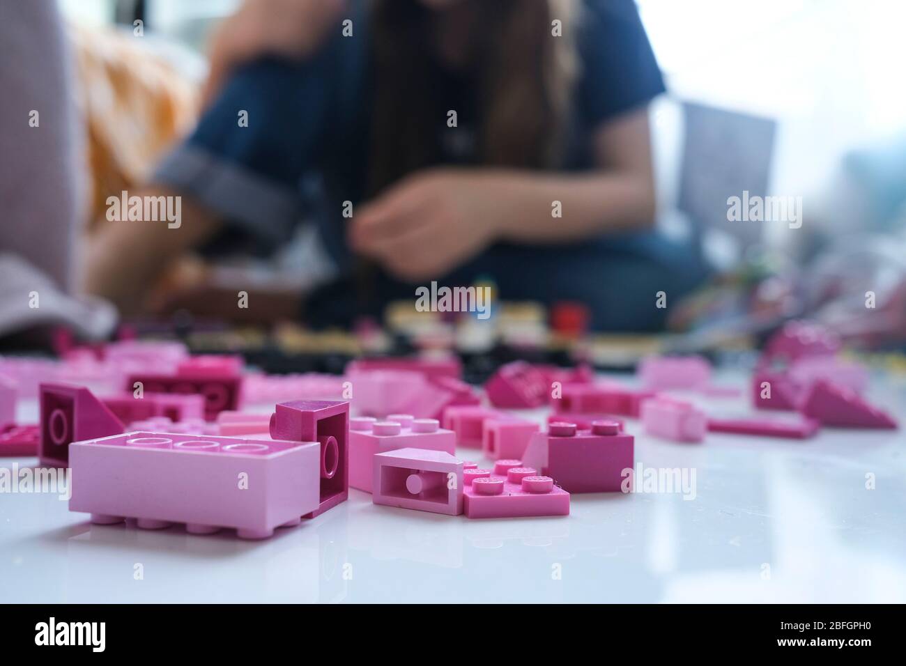 Ein junges Mädchen spielt mit ihrem lego. Stockfoto
