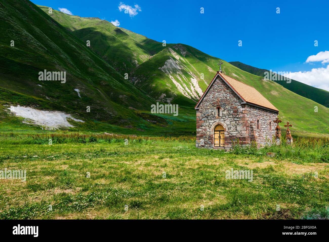 Schöne Truso-Schlucht in der Nähe der Stadt Kazbegi in den Bergen des Kaukasus, Georgien Stockfoto