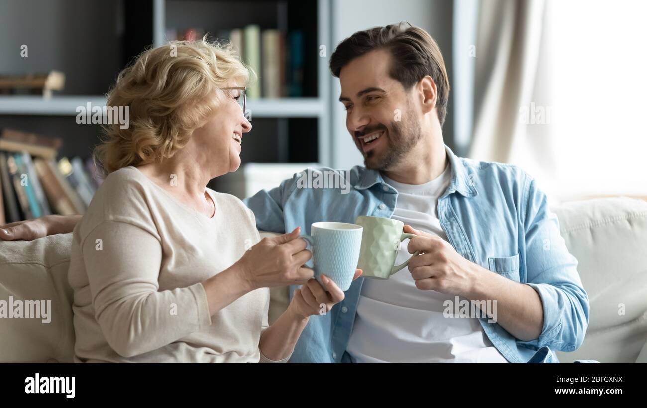 Erwachsene Sohn besuchen ältere Mutter Tee trinken genießen angenehme Gespräch Stockfoto