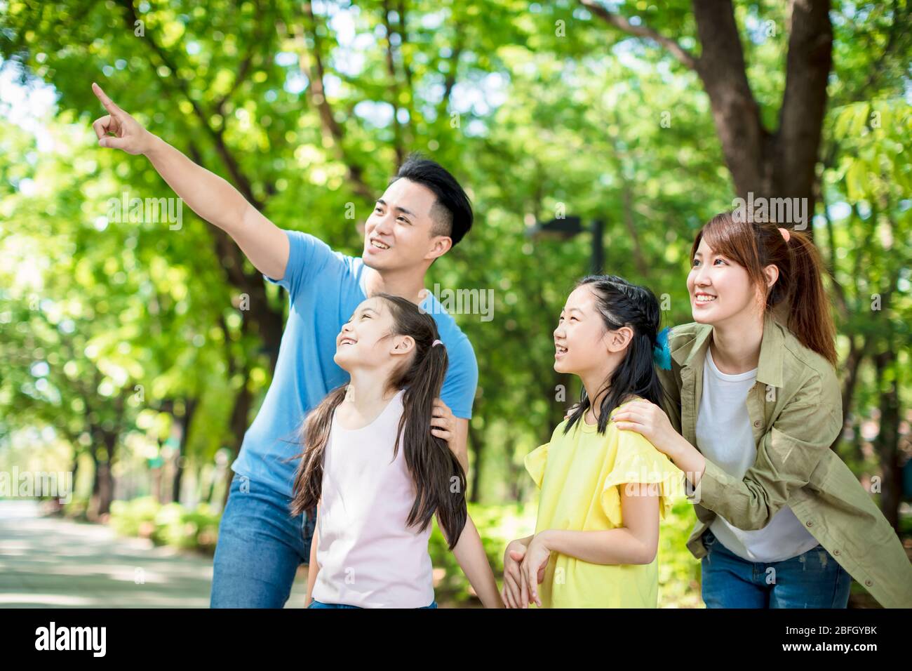 Glückliche Familie beobachten und zeigen, was im Park Stockfoto