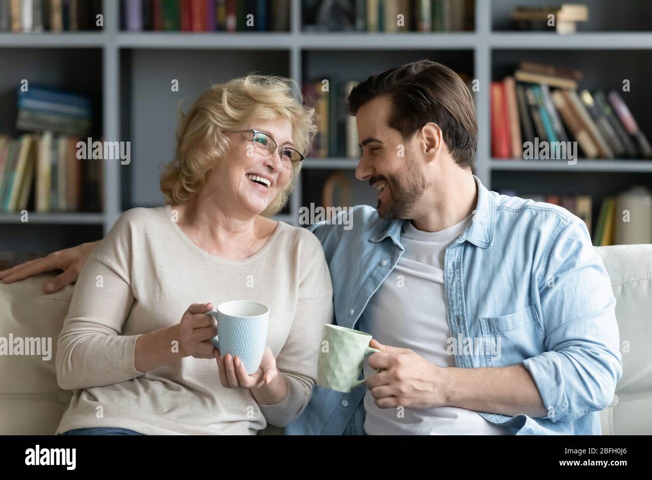 Ältere Mutter und erwachsener Sohn trinken Tee genießen warme Unterhaltung Stockfoto