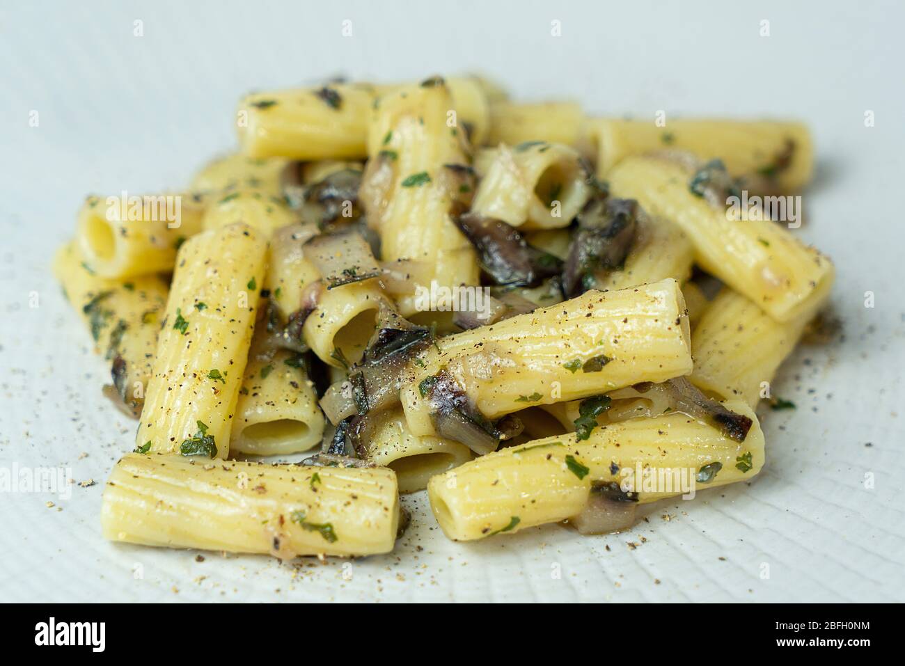 Ein Gericht von Rigatoni mit spätroter Radicchio-Sauce Stockfoto