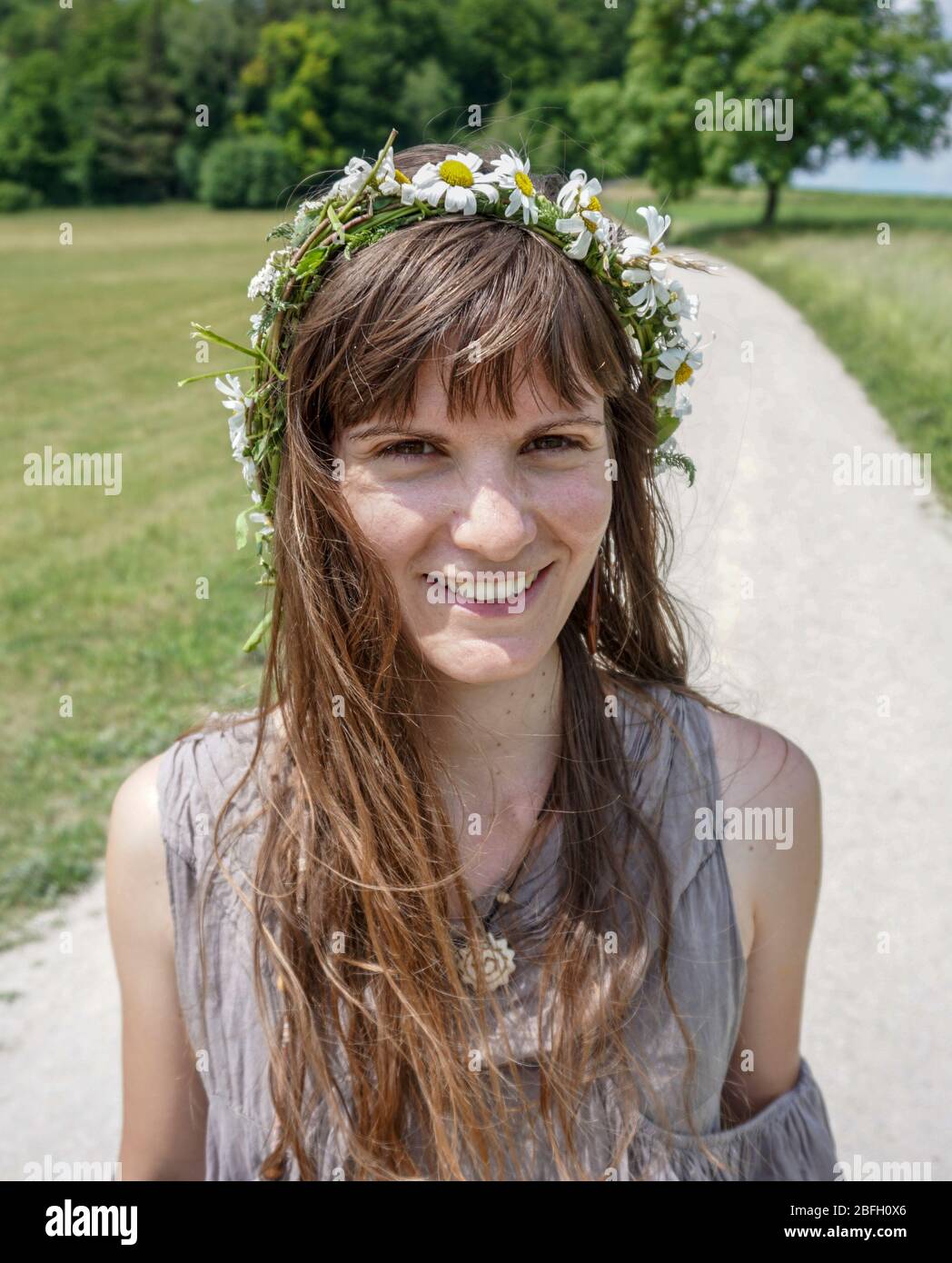 Schöne Frau mit Blumen-Kranz. Stockfoto