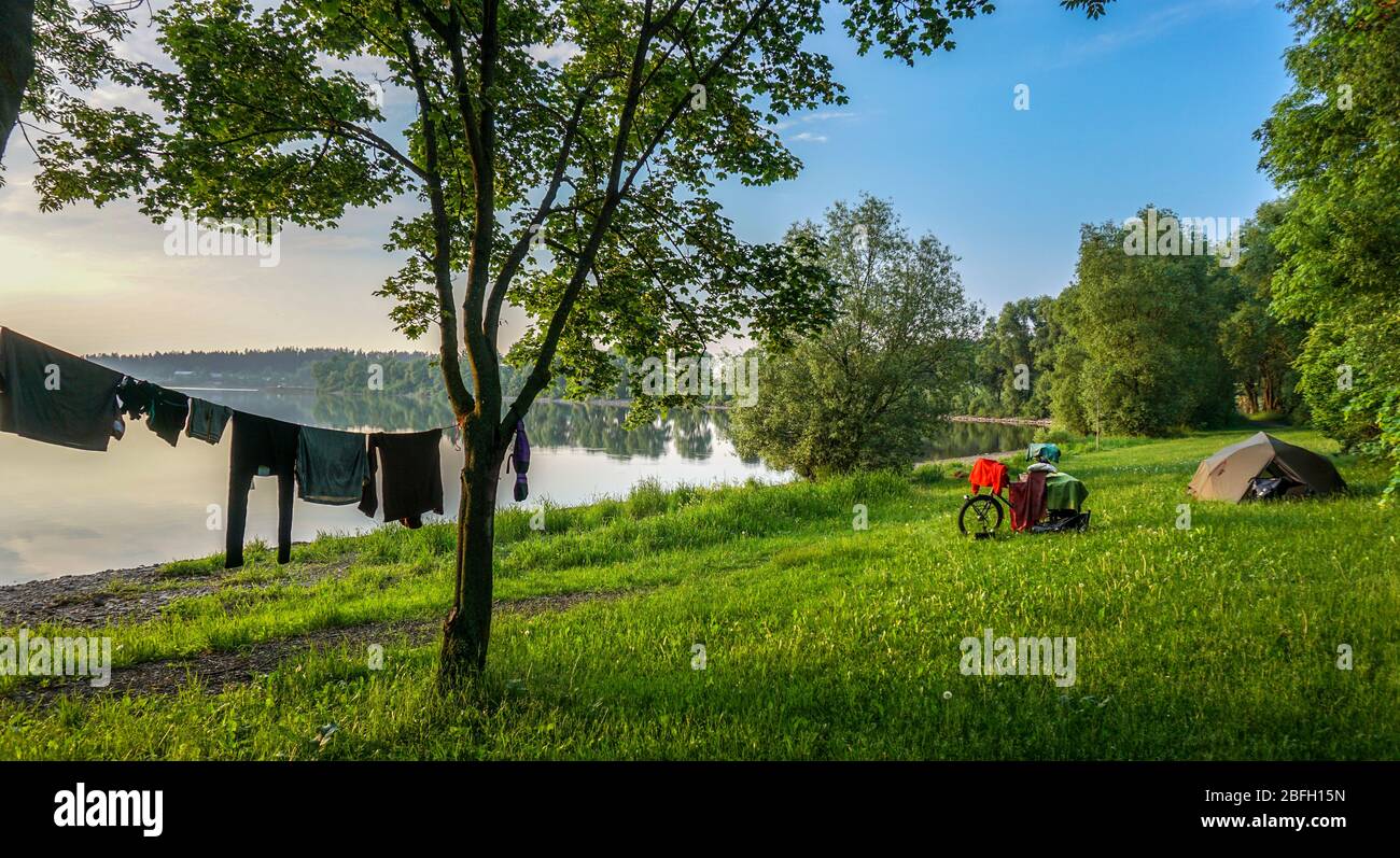 Camping Zelt am See und Kleidung trocknet Stockfoto