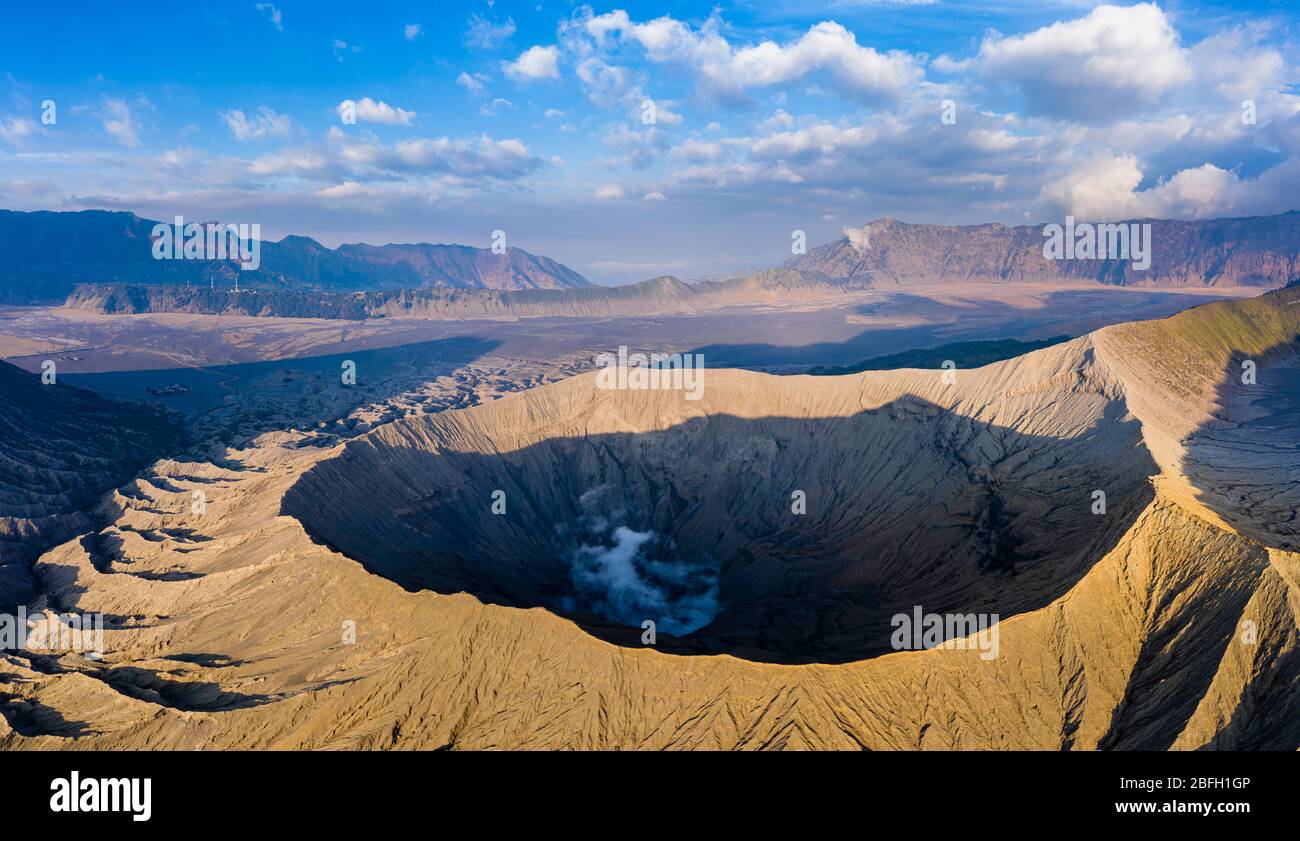 Luftaufnahme der Dampf- und Gasentlüftung vom aktiven Krater des Mount Bromo Vulkans in Java, Indonesien Stockfoto