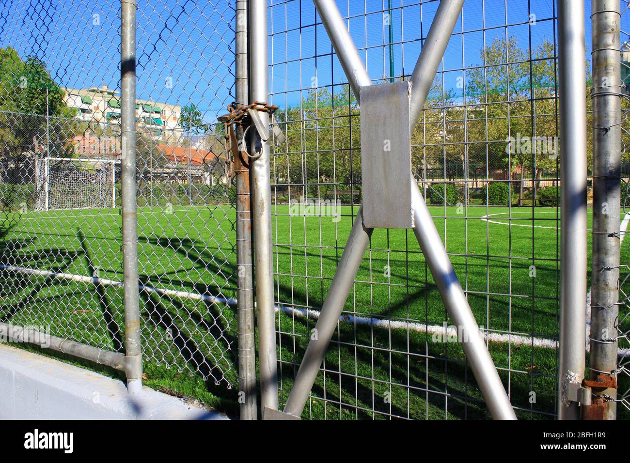 5 x 5 Fußballstadion wegen Coronavirus-Sperre geschlossen - Athen, Griechenland, 9. April 2020. Stockfoto