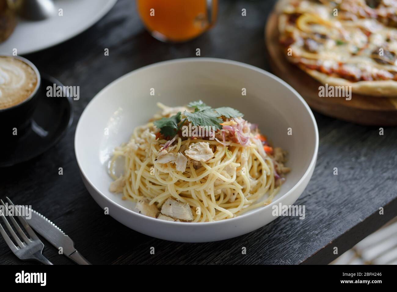 Thunfisch-Spaghetti in einer weißen Schüssel serviert. Stockfoto