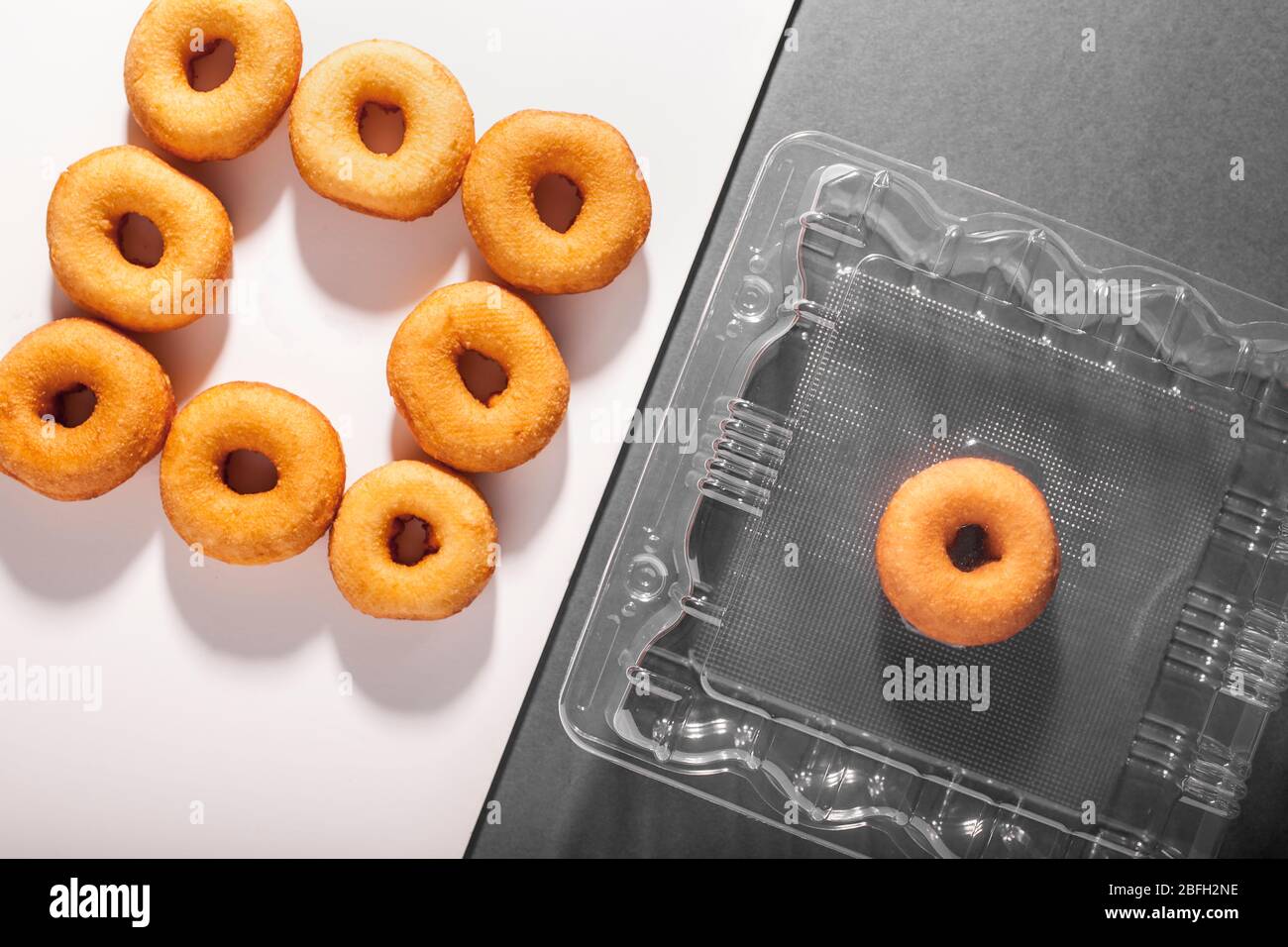 Leckere Donuts in einem Plastikbehälter Stockfoto