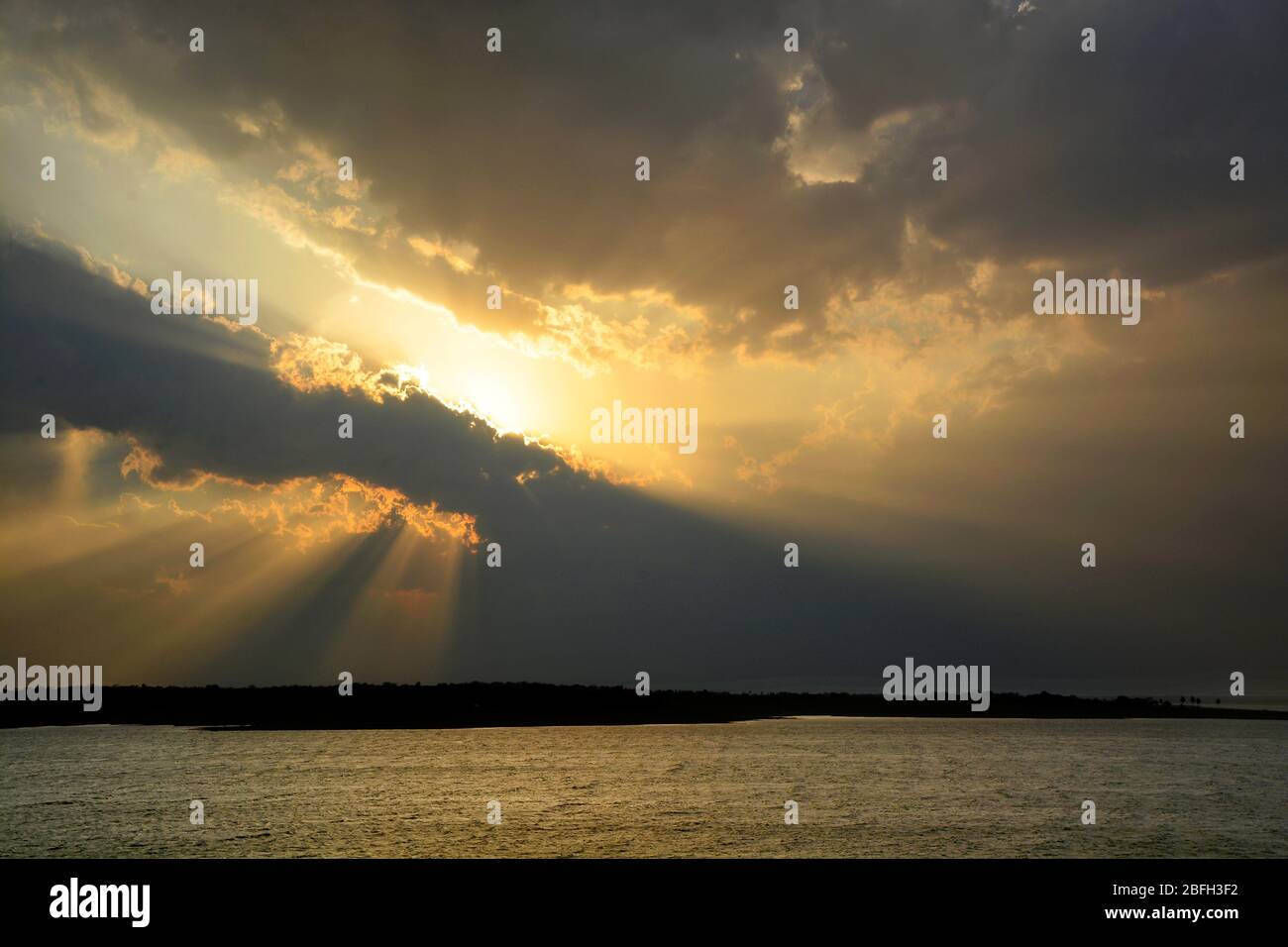 SONNENUNTERGANG IM GARPANCHOKOT WEST BENGALEN INDIEN Stockfoto