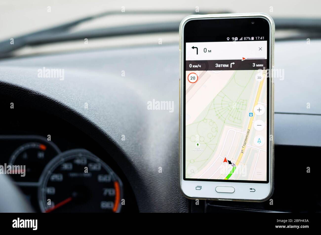 Smartphone im Auto für Navigieren oder GPS. Autofahren mit Telefon im Halter. Stockfoto