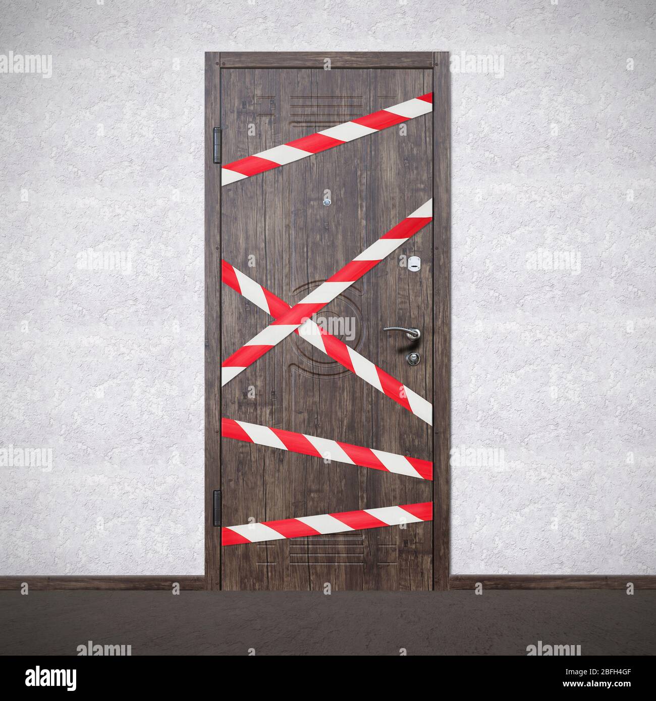 Sicherheitsstreifen für Gefahrenstellen an der leeren geschlossenen Tür Stockfoto