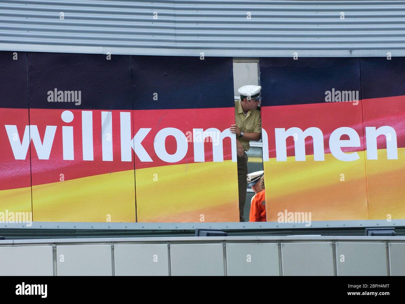 Westfalenhalle Dortmund, 28.8.2005, Wahlkampfstart und Parteitag der CDU - Polizist-Peers durch Eröffnung eines Banners in den deutschen Nationalfarben Schwarz, Rot und Gold mit dem Slogan „Willkommen“, Willkommen Stockfoto