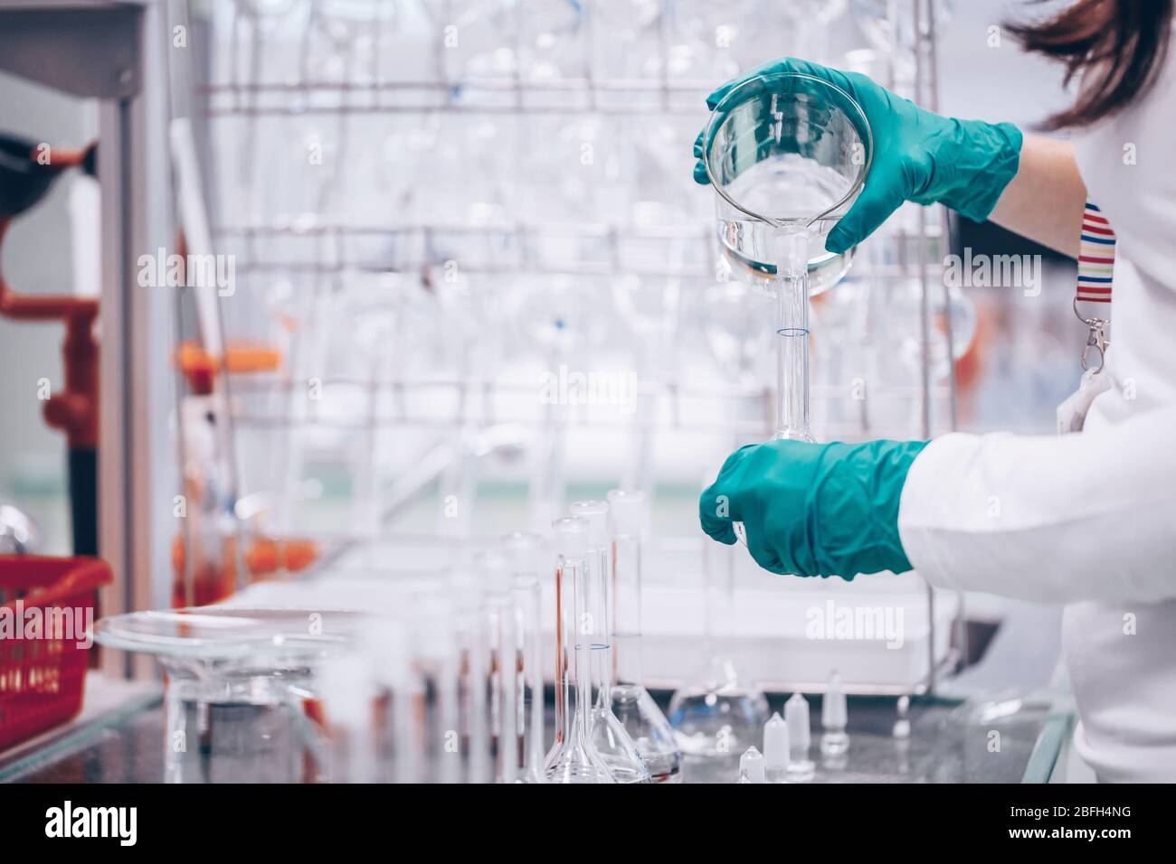 Professionelle Apothekenwissenschaftler entwickeln Impfstoff gegen Art von Viren im Labor, Pharmaindustrie Stockfoto