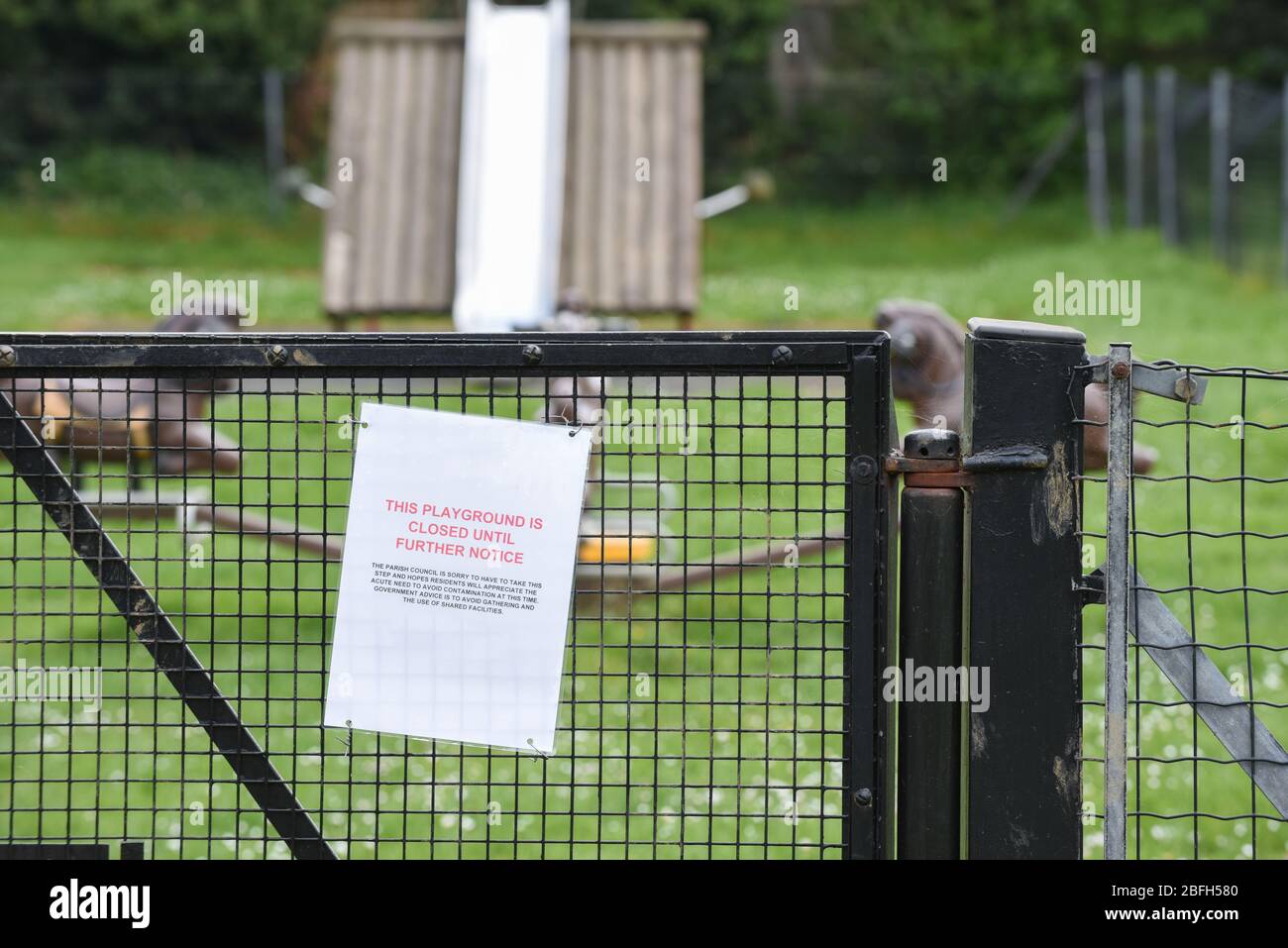 Melden Sie sich auf geschlossenen Park und Spielplatz aufgrund einer möglichen Infektion von covid 19 Virus Stockfoto