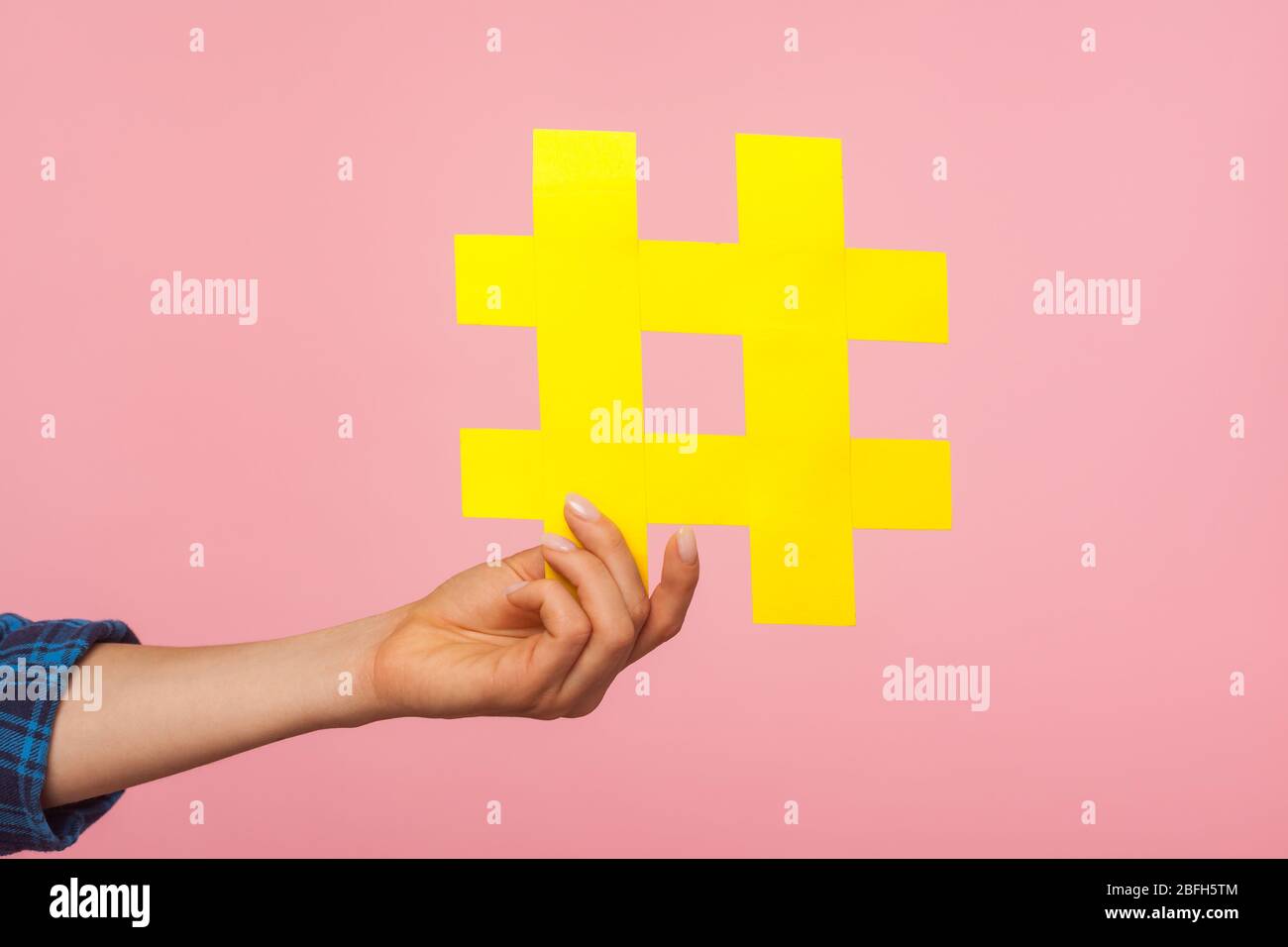 Trends in sozialen Medien. Nahaufnahme der weiblichen Hand mit gelben Hashtag Zeichen, Teilen getaggte Nachricht, berühmte Internet-Post, Blogging und viralen Inhalt. ind Stockfoto