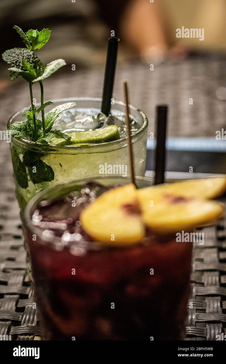 Nahaufnahme von zwei Gläsern mit bunten Cocktails und Garnierungen Stockfoto