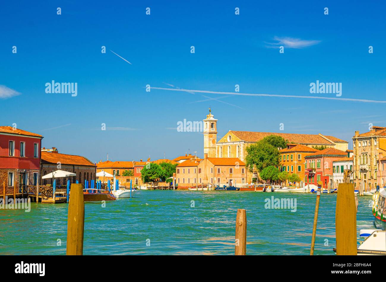 Wasserkanal der Inseln Murano mit Kirche Santa Maria degli Angeli, Booten und Motorbooten, Reihe traditioneller Gebäude, Lagune von Venedig, Region Venetien, Stockfoto