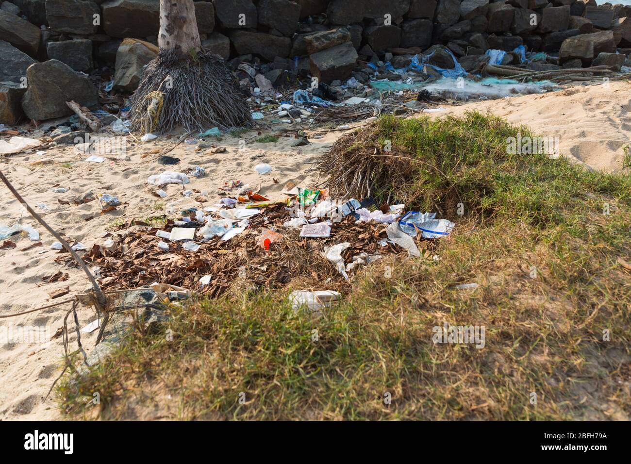 Mararikulam, Kerala - 5. Januar 2019: Plastik und Müll am Strand in Marari Beach in Mararikulam kerala indien Stockfoto