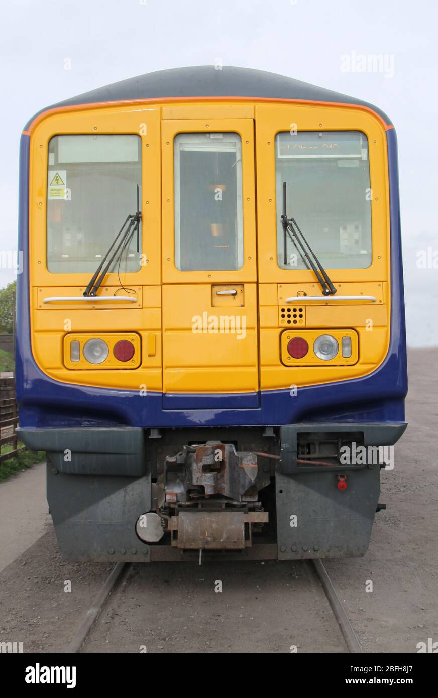 Die Front eines modernen Diesel-Elektroeisenbahn-Zuges. Stockfoto