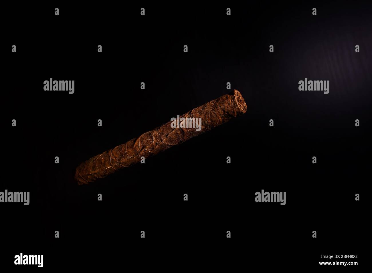Eine kubanische Zigarre auf schwarzem Hintergrund Stockfoto