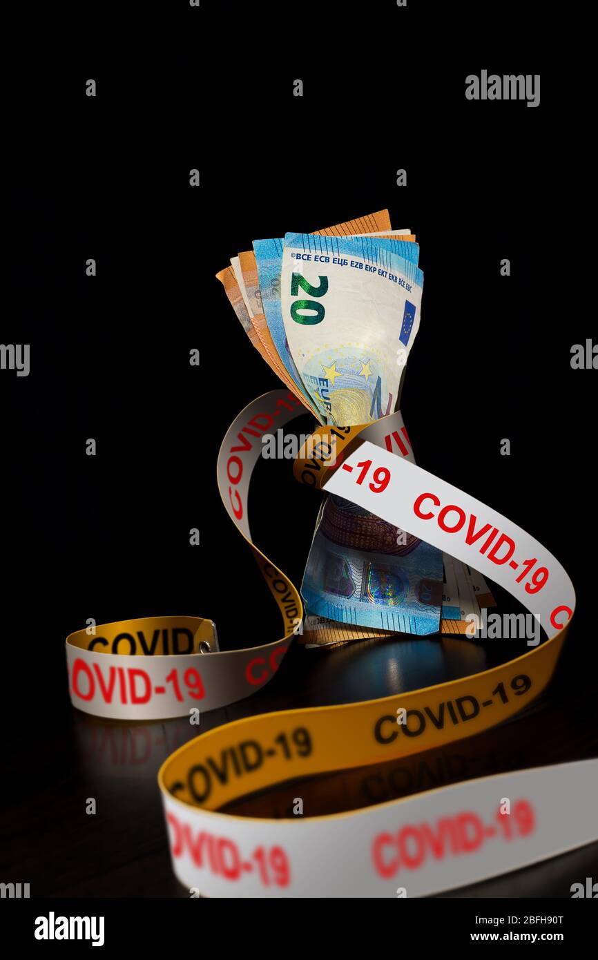 Die Banknoten wurden durch ein Band mit Covid-19 auf schwarz für das Konzept der Finanzkrise durch die Coronavirus-Pandemie geschrieben angezogen Stockfoto