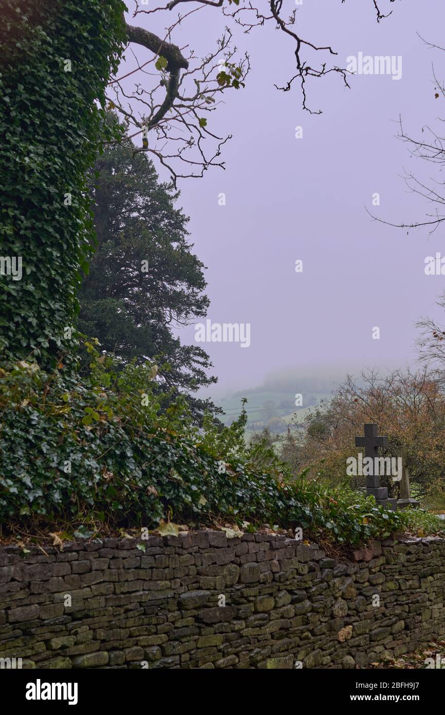 Blick auf den Kirchhof Wand in Richtung Hügel an bewölkten Tag in englischer Landschaft Stockfoto