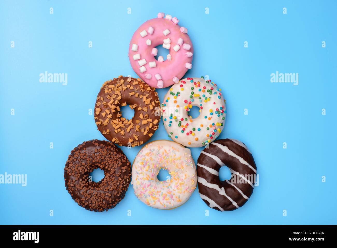 Weihnachtsfeier Konzept. Flach legen flat flach oben oben oben oben oben oben Nahaufnahme Foto von Weihnachtsbaum von vielen Donuts über helle Farbe isoliert gemacht Stockfoto