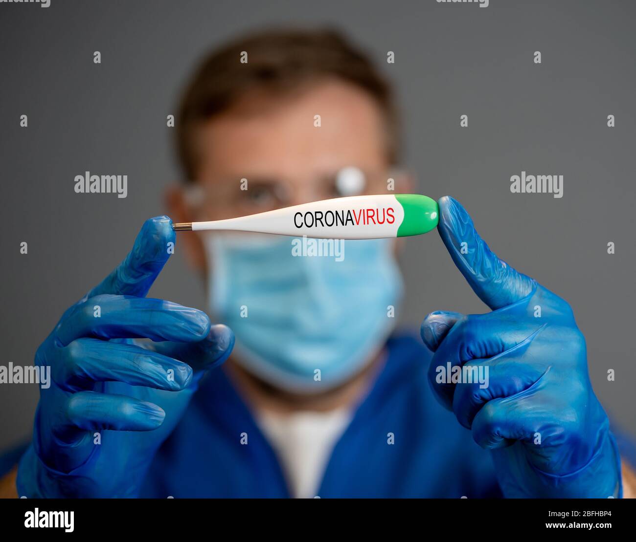 COVID-19 Ausbruch. Arzt hält Thermometer. Schützen Sie sich und verhindern Sie die Ausbreitung des Coronavirus. Wenn Sie Symptome haben, Fieber, Husten und Diff Stockfoto