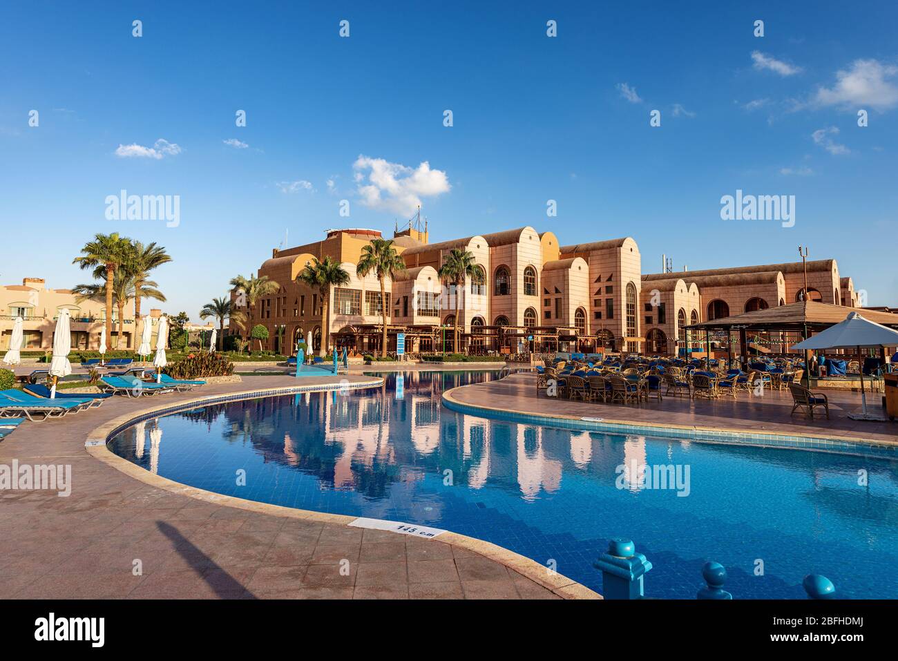 Schwimmbad des Club Calimera Akassia Swiss Resort, Hotel an der Küste des Roten Meeres, das von vielen europäischen Touristen besucht wird Stockfoto