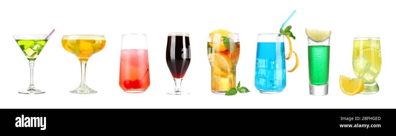 Viele verschiedene Cocktails und Getränke auf weiß isoliert Stockfoto